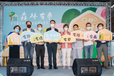 貴賓合照(左起嘉義縣崙尾天赦竹編發展協會黃淑華執行顧問、林業試驗所董景生組長、國立台灣工藝研究發展中心主任張仁吉、林務局林華慶局長、蔡壁如立法委員、歌手舒米恩、風潮音樂楊錦聰董事長、和誼創新股份有限公